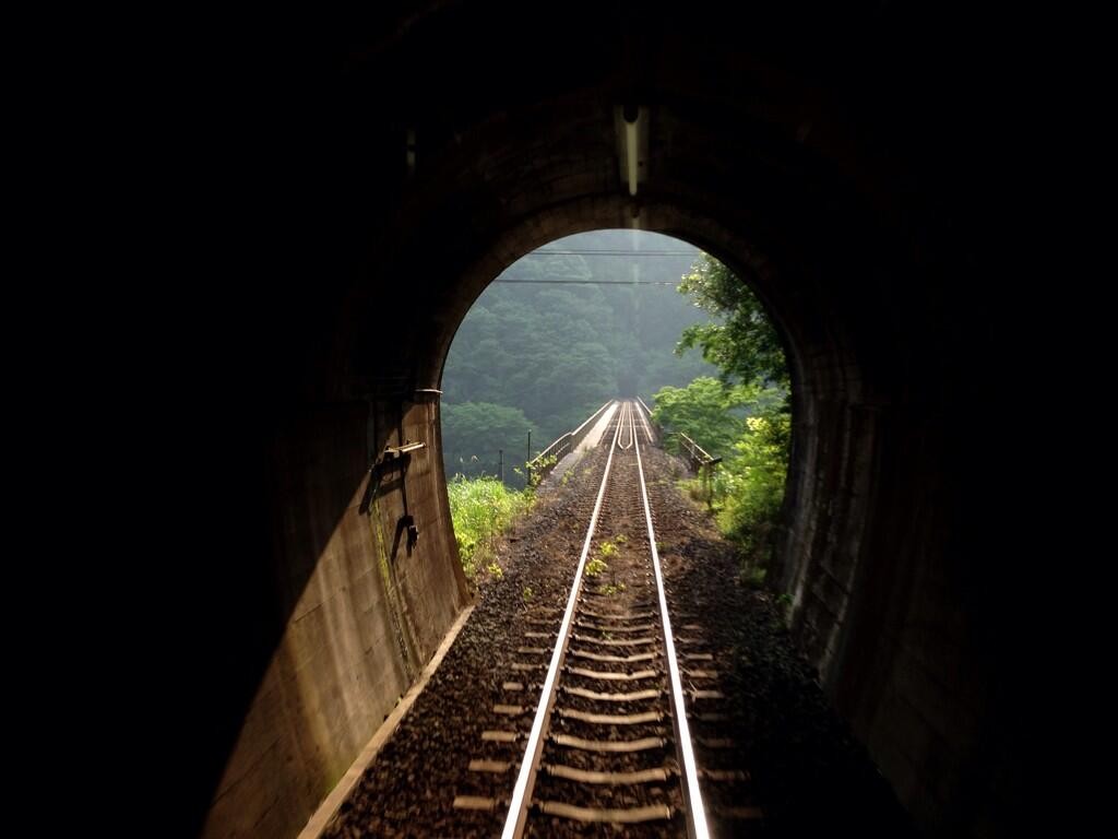 予土線の線路とトンネルと