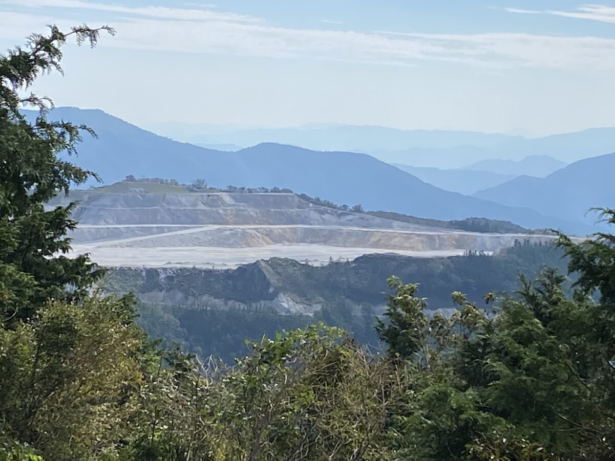 鳥形山森林植物公園の展望台から見える石灰の採石場