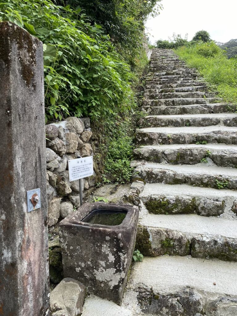階段と手洗い石