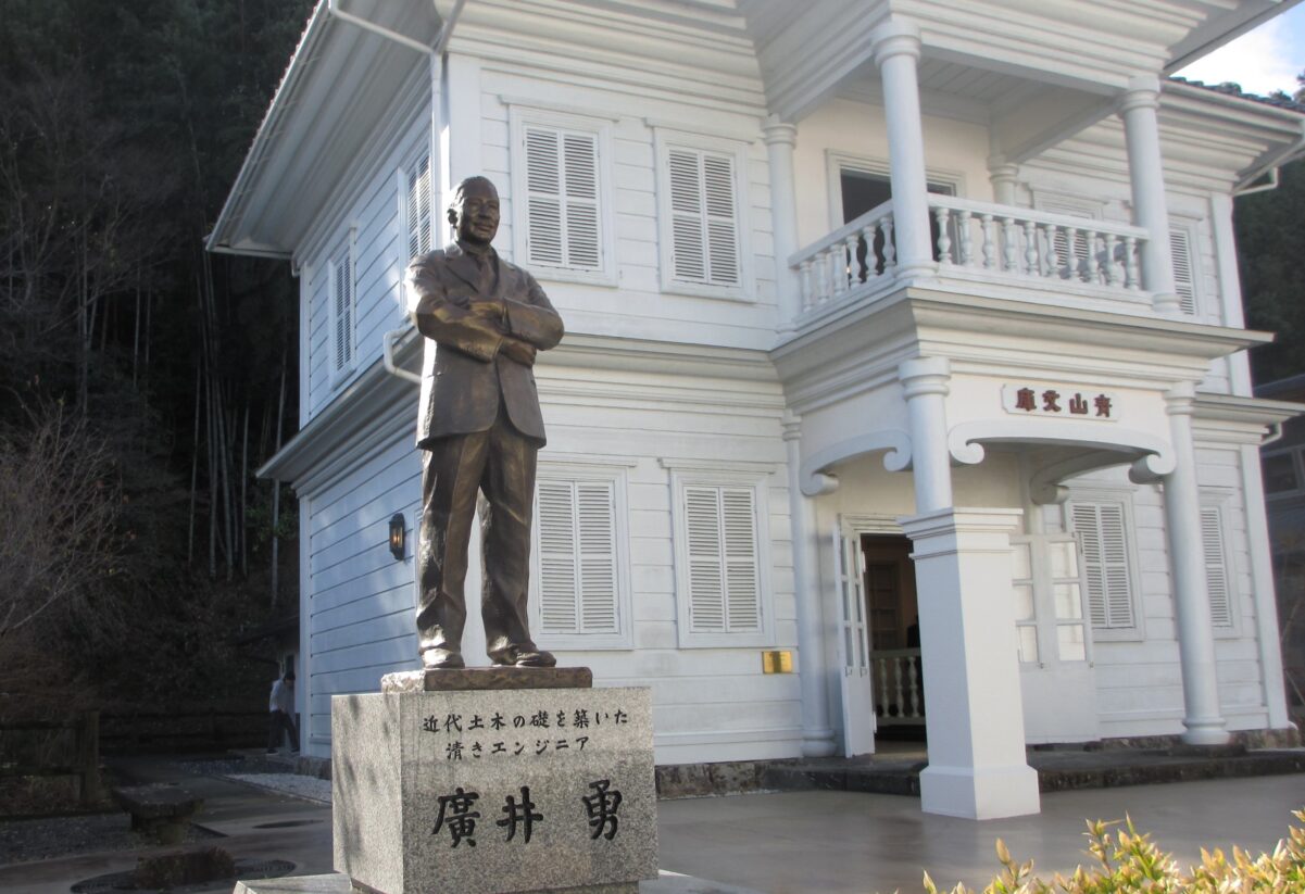 佐川文庫庫舎（旧青山文庫）の前に建つ廣井勇の像