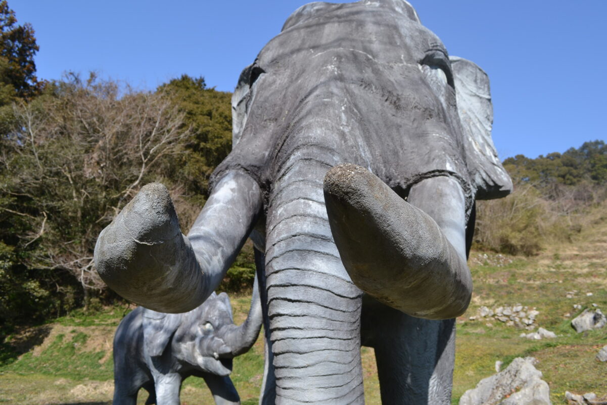 巨大なナウマン象の親子の石像
